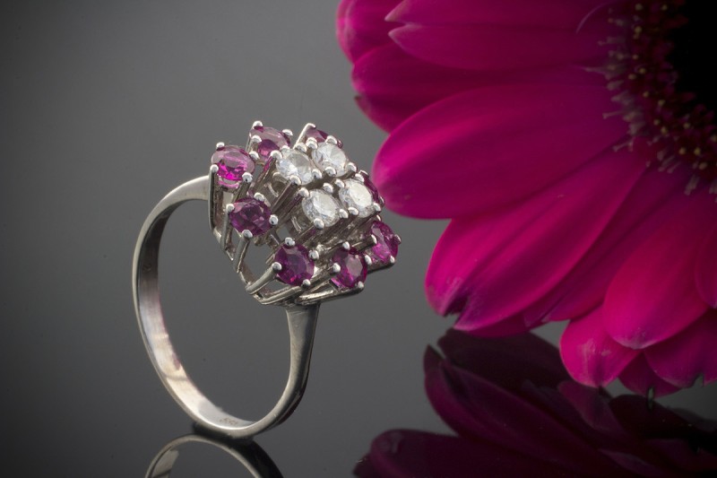 Wunderschöner Weißgold Ring mit Brillanten und Rubin in 585er Gold 