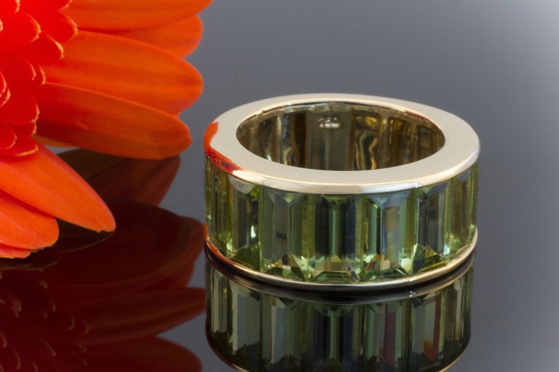 Moderner Designer Ring in 750er Gelbgold mit Peridot im Baguette Schliff 