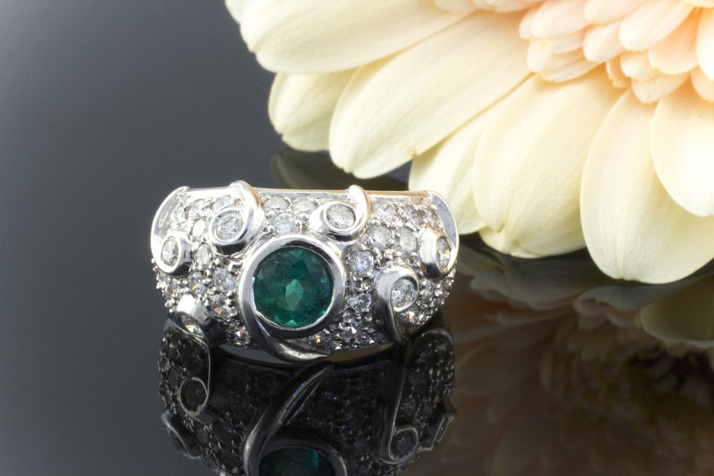 800er Platin Designer Goldschmiedearbeit Ring mit Smaragd und Brillanten 