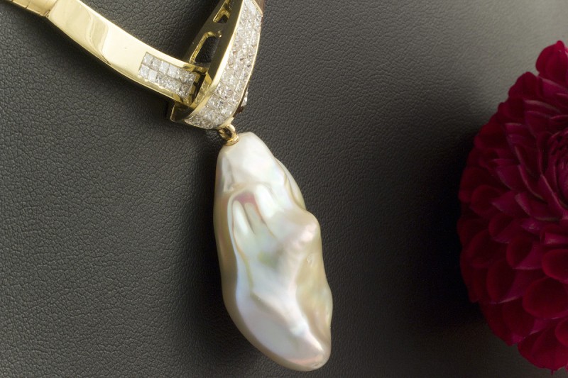 Collier Riesige Drachenperle an invisible setting Diamanten in 750er Gelbgold 