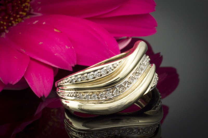 Breiter Gelbgold Ring geschwungen mit Brillanten in 585er Gold 