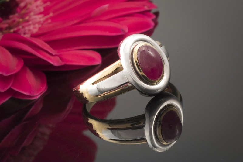 Ring mit großem Rubin Cabochon in 585er Gelbgold Weißgold Bicolor 