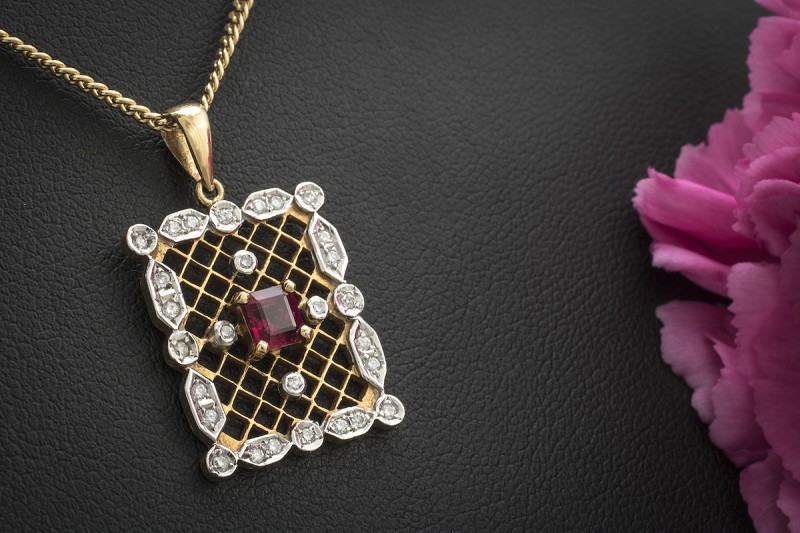 Feines kunstvolles Collier eckig mit Rubin und Brillanten in Gelbgold 750 