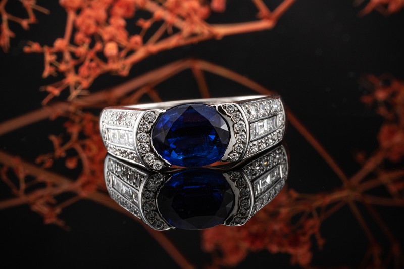High Jewellery Arbeit Ring intensiver Saphir mit Top Diamanten Weißgold 