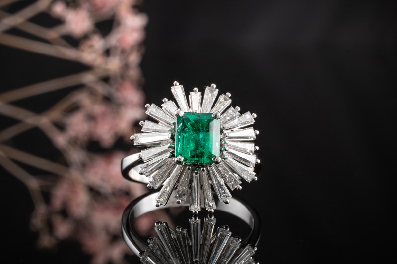 Traum Smaragd Ring Goldschmiedearbeit mit Trapez Diamanten Weißgold 750 