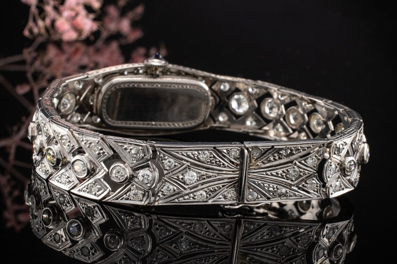 Antike Damen Armbanduhr mit üppigem Diamantbesatz in 950er Platin Arbeit 