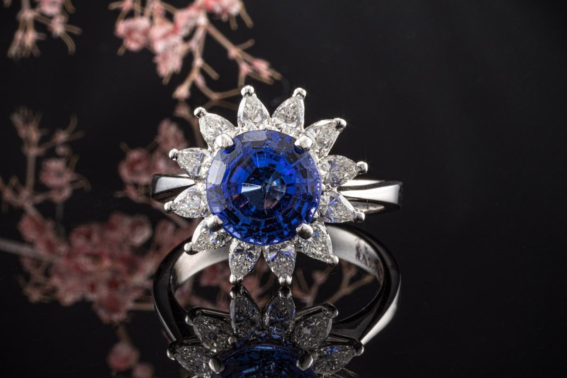 Farbintensiver Tansanit Ring umgeben von Diamant Tropfen in Weißgold 750 