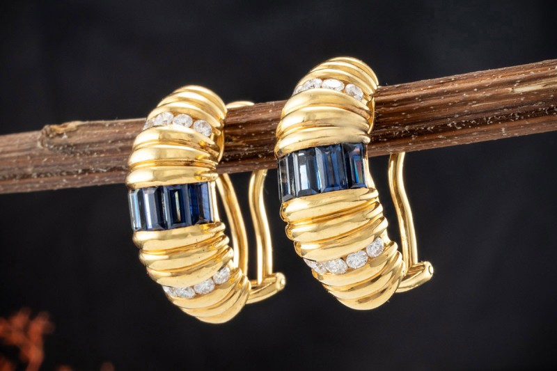 Halbcreolen Ohrringe mit Baguette Saphir und Diamanten in 750er Gelbgold 