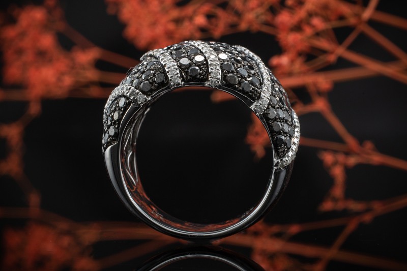 Designer Ring mit 4 Carat Diamanten schwarz und weiß in 750er Weißgold 
