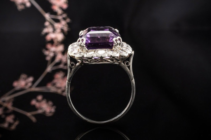 Art deco Ring mit 1 Amethyst und Diamanten in Platin Goldschmiedearbeit 