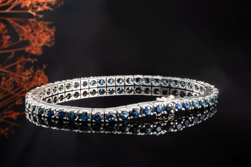 Weißgold Tennisarmband mit blauen Saphiren rundum in 585er Gold Arbeit 