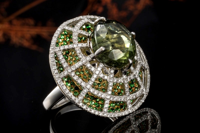 Exklusiver Cocktailring mit grünem Turmalin und Diamanten Weißgold 750 