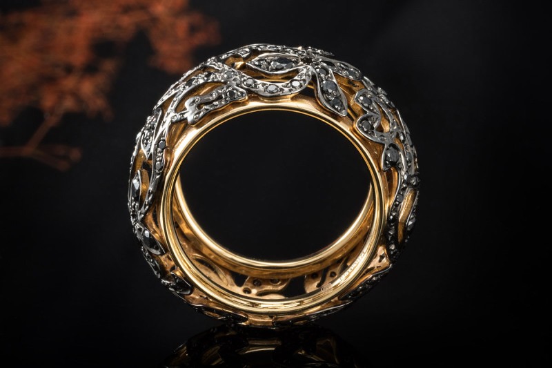 Pomellato Ring Arabesque Schwarze Diamanten verspielt in 750er Gelbgold 
