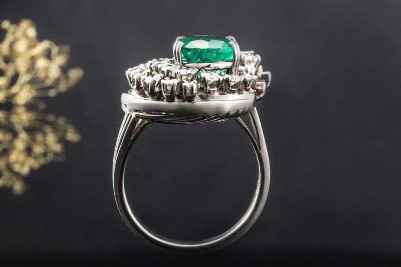 Smaragd Ring mit Diamanten insg. 7,60 Ct. in Weißgold Goldschmiedearbeit 