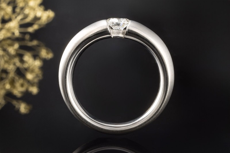 Spannring mit 1 Diamant Halbkaräter 0,50 Carat in Weißgold 585 gebürstet 