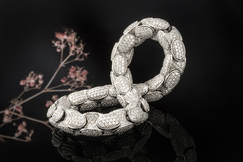 Flex Armband mit 13 Carat Diamanten und Spannmechanik in 750er Weißgold 