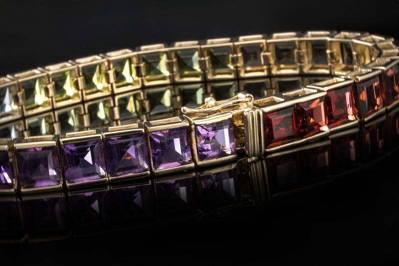 Farbenfrohes Sommer Armband Farbedelsteine eckig Farbverlauf in Gelbgold 