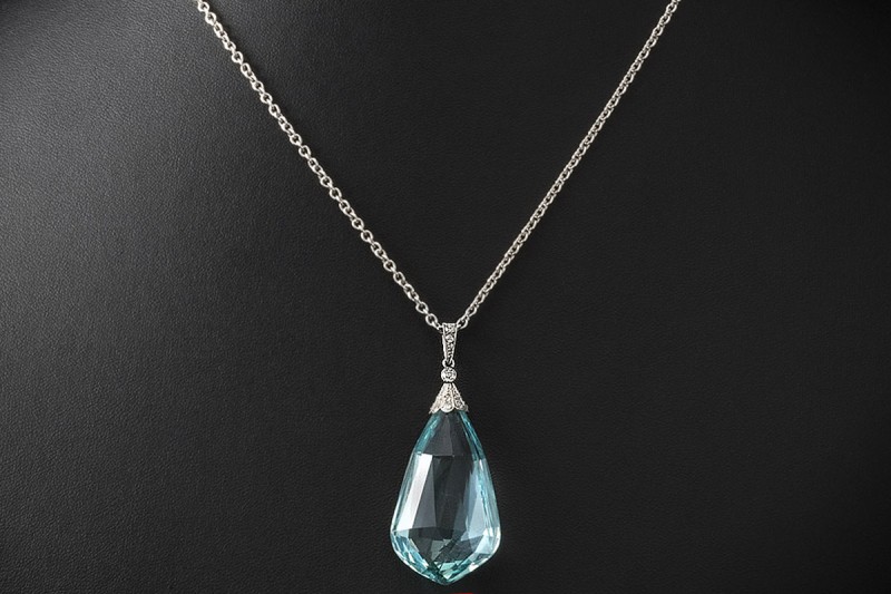 Vintage Anhänger 60 Ct. Natürlicher Aquamarin mit Diamanten in Weißgold 