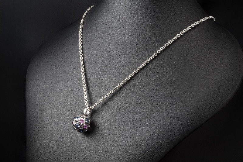 A. Odenwald Tango Collier Kugel Anhänger Kette Bunte Saphire in Weißgold 