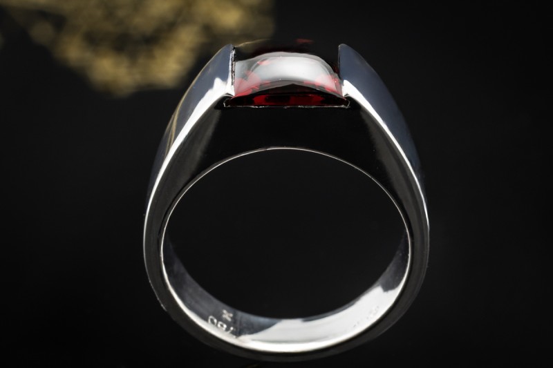 Cartier Tank Ring mit Granat Rhodolith Großes Modell in 750er Weißgold 