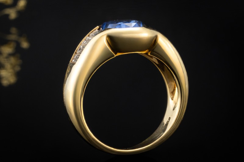 Ring mit ovalem Saphir und Baguette Diamanten Handarbeit in Gelbgold 750 