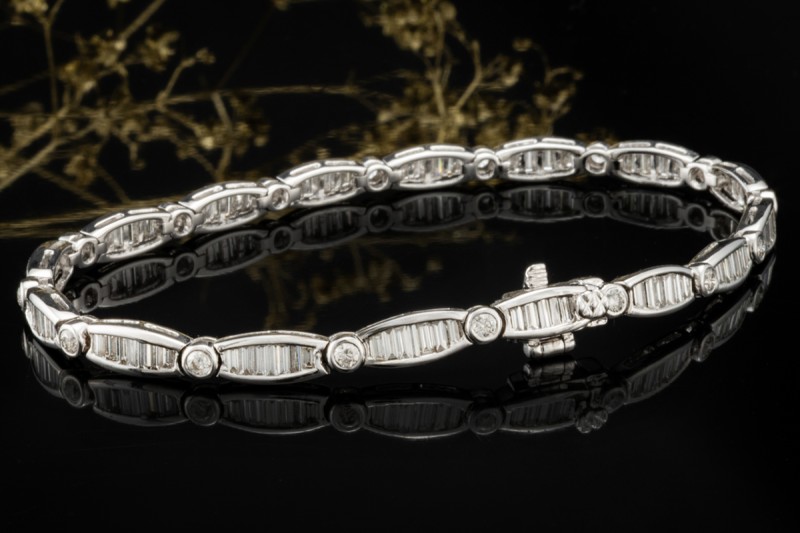 Funkelndes Armband beweglich mit Baguette Diamanten in 750er Weißgold 