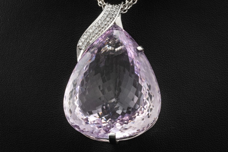 Großer facettierter Amethyst Anhänger Tropfen mit Diamanten Weißgold 750 