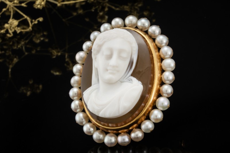 Antiker Klassiker Kamee-Brosche aus Achat mit Perlen in 585er Gelbgold 