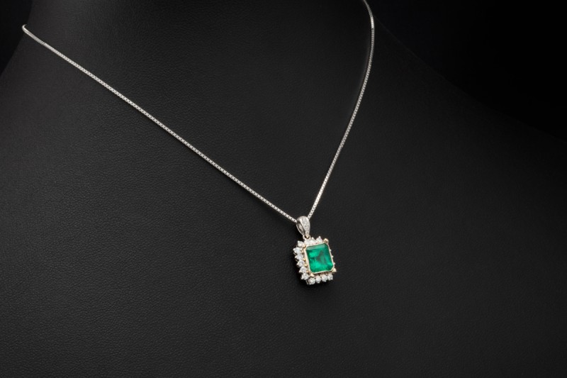 Antikes Collier Kette Anhänger mit Smaragd und Diamanten in Weißgold 750 