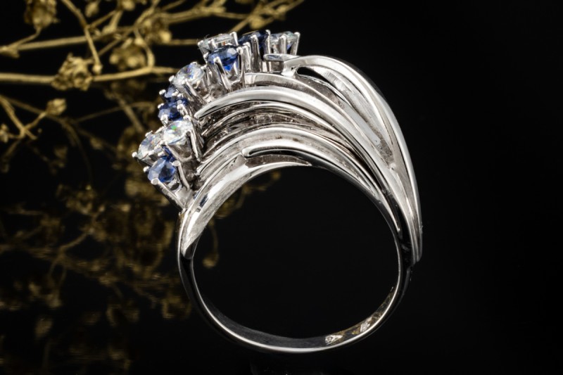 Verspielter Vintage Ring Saphire und Diamanten Blau Weiß in Weißgold 750 