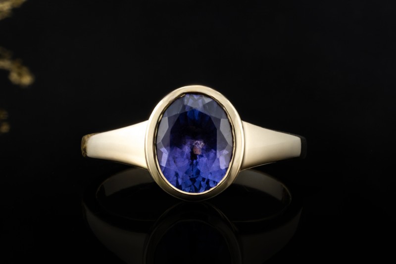 Stilvoller Designer Ring mit Tansanit im Ovalschliff in Gelbgold Arbeit 