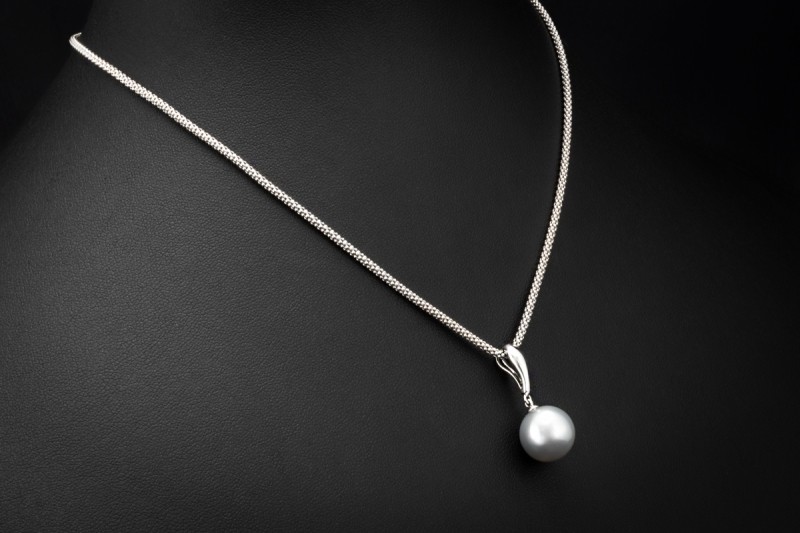 Südsee Perlencollier mit anschmiegsamer Seidenkordel in 750er Weißgold 