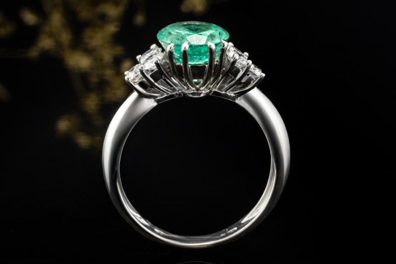 Smaragd Ring im Ovalschliff mit Diamanten Handarbeit in 750er Weißgold 
