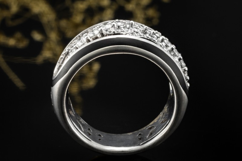 Leo Wittwer Ring Offene Diamant Ornamente Schwarze Emaille in Weißgold 