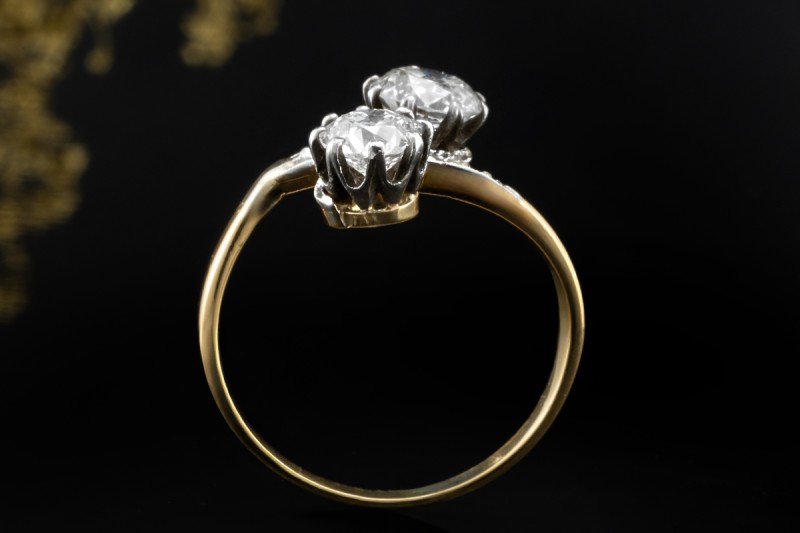 Antiker Ring feine Handarbeit mit Diamanten im Altschliff in Gelbgold 