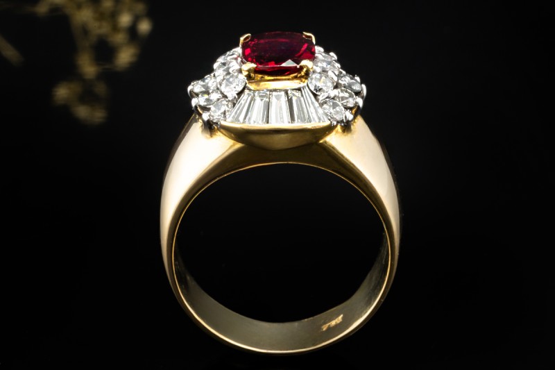 Cocktailring Ring mit Rubin und Trapez Diamanten in 750er Gelbgold 