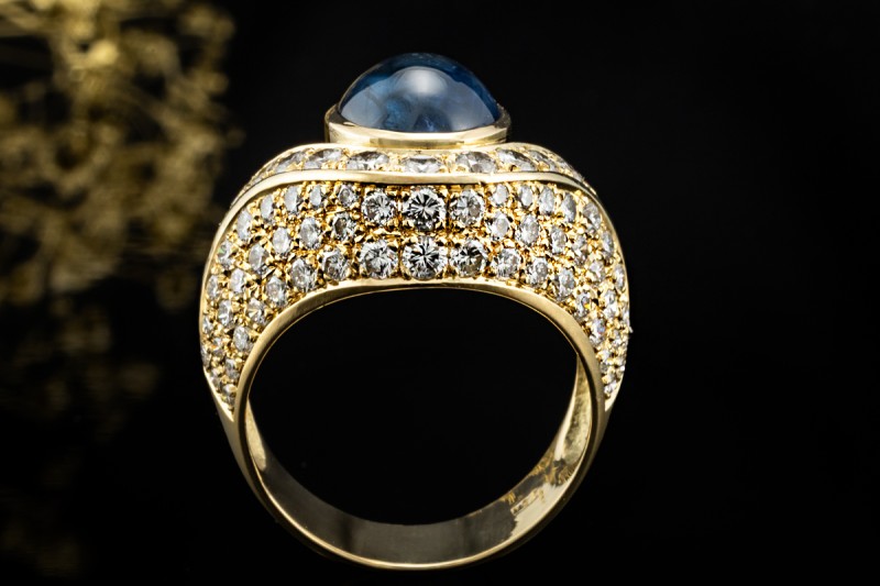 Imposanter Ring mit Cabochon Saphir formschön mit Diamanten Gelbgold 750 