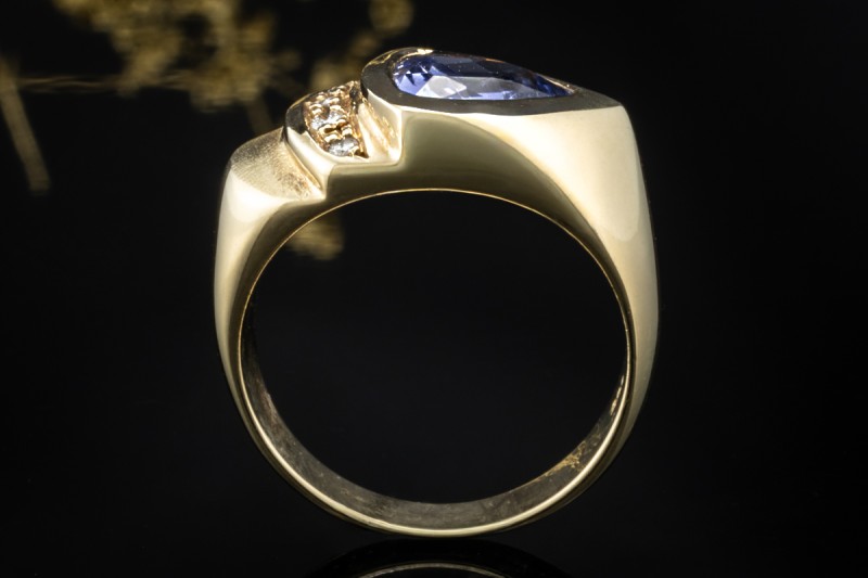 Ring mit Tansanit Dreieckig mit Diamanten in Gelbgold Goldschmiedearbeit 