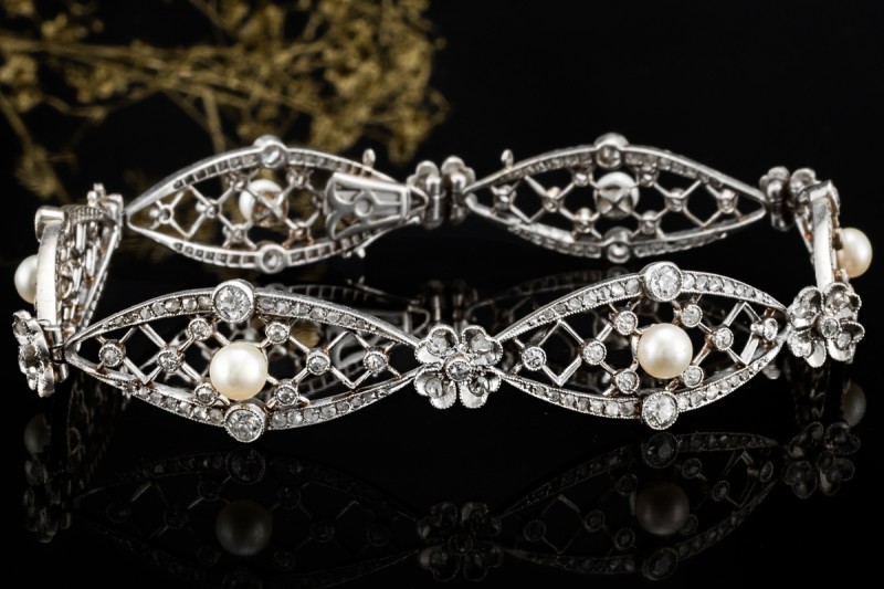 Antikes Armband Diamanten Perlen Blütenmotive detailverliebt in Platin 