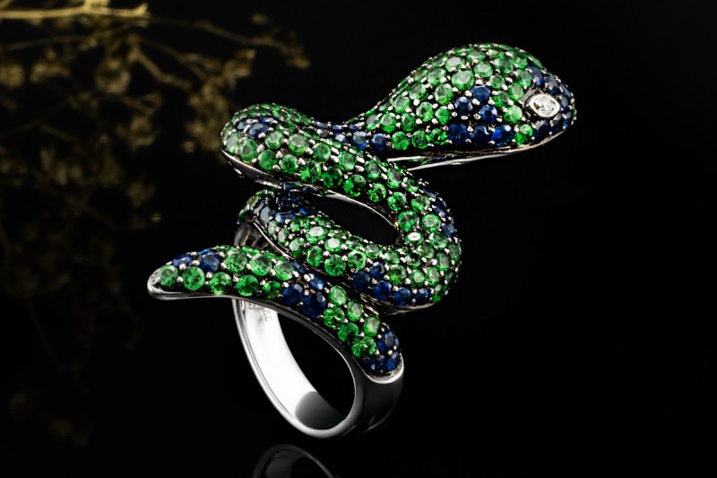 Ring Motiv Schlange mit Saphir Tsavorit und Diamant Augen 750er Weißgold 