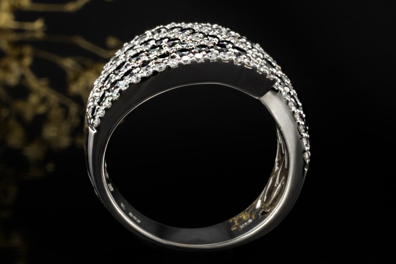 Eleganter Weißgold Ring mit Diamanten Schwarz und Weiß im Wellendesign 