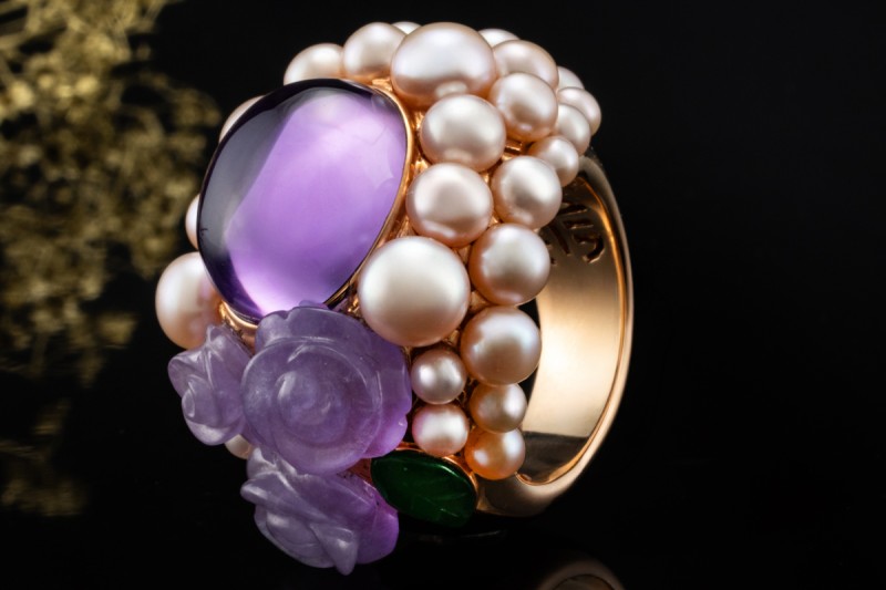 MIMÍ Cocktail Ring Blumen mit Amethyst Perlen und Jade in 750er Roségold 