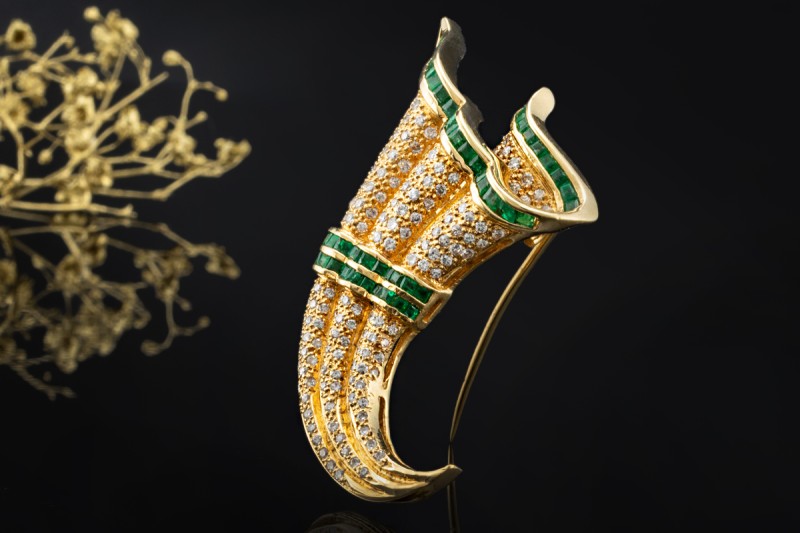 Brosche Füllhorn Diamanten und Carré Smaragde in 750er Gelbgold Arbeit 