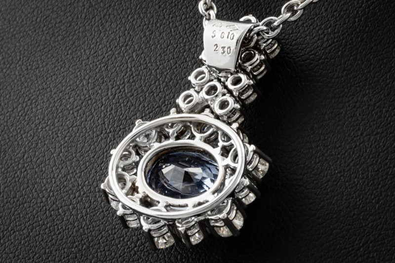Saphir Anhänger mit Diamanten Bewegliche Handarbeit in 750er Weißgold 