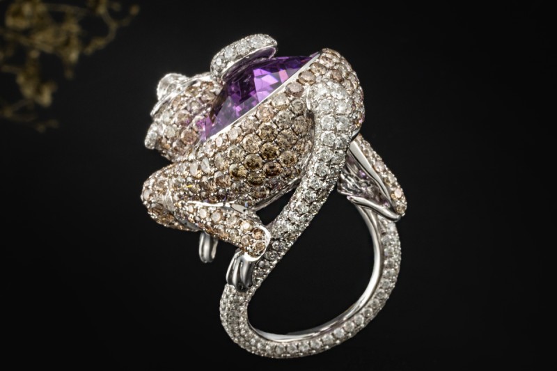 Fröhlicher Affenring mit Lila Amethyst und Diamanten in 750er Weißgold 