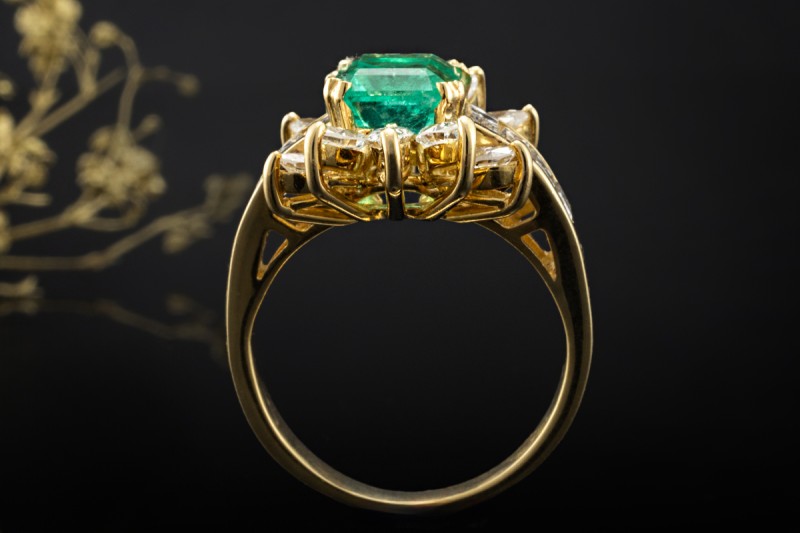 Ring im Sunburst Design Smaragd und Diamanten in Gelbgold 750 Handarbeit 
