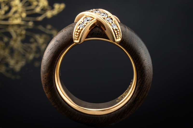 Leo Wittwer Ring Kreuz X Holzarbeit mit Diamanten in 750er Roségold 