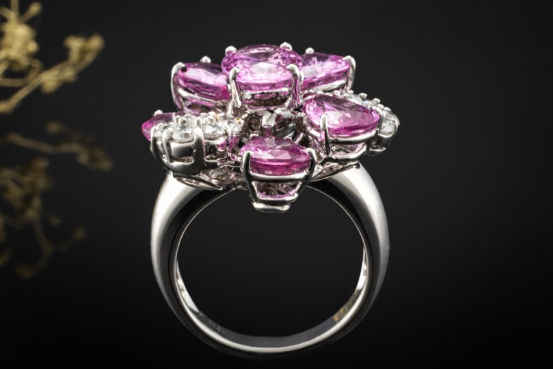 Sommerlicher Blüten Ring Pinke Saphire und Diamanten in 750er Weißgold 
