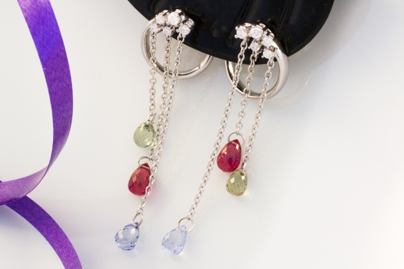 Verspielte Ohrringe mit bunten facettierte Saphir Tropfen in 750er Weißgold 