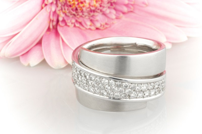 Designer Ring Massiv in 750er Weißgold Breit mit Top Brillanten 